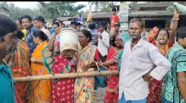 বছরের পর বছর পানীয় জলের সংকট, বালতি হাতে পথ অবরোধে গ্রামবাসী