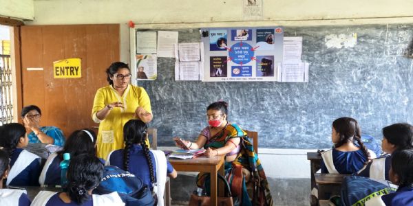 পোলবায় আত্মহত্যা প্রতিরোধে সচেতনতা শিবির, ছাত্রীদের নিয়ে হাসপাতালের উদ্যোগ