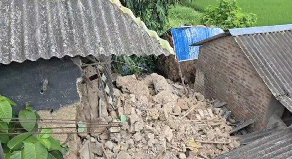 হুড়মুড়িয়ে ভেঙে পড়ল দুতলা মাটির বাড়ি