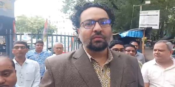 ভূতনির বানভাসি মানুষের পাশে মালদার ব্যবসায়ী মহল, জেলা প্রশাসনের হাতে তুলে দেওয়া হল ত্রাণসামগ্রী