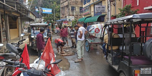 বেহাল রাস্তা ও নিকাশি ব্যবস্থার প্রতিবাদ, উত্তরপাড়ায় গর্ত সারাইয়ে নামল সিপিআইএম