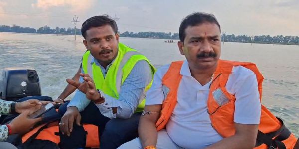 ভুতনির বন্যায় ত্রাণ ও চিকিৎসা না পাওয়ার অভিযোগ, বানভাসীদের পাশে বিধায়ক গৌড়চন্দ্র মণ্ডল