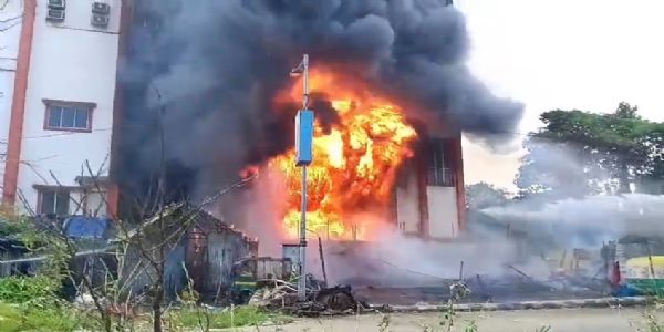 পানিহাটিতে ট্রান্সফরমারে আগুন পানিহাটিতে ট্রান্সফরমার বিস্ফোরণে ভয়াবহ আগুন, পুড়ে ছাই ১২টি ঝুপড়ি, আহত ২