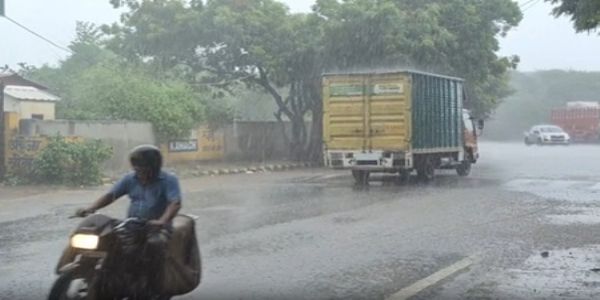 গুজরাটে ভারী বৃষ্টির লাল সতর্কতা, একাধিক রাজ্যে চলবে বর্ষণ