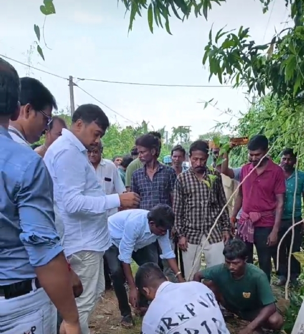 বৃক্ষরোপণ করছেন সুশান্ত ঘোষ