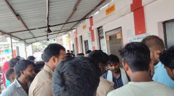 তুলসীপুরে বজ্রপাতে কাকার মৃত্যু, ঝলসে আহত ভাইপো