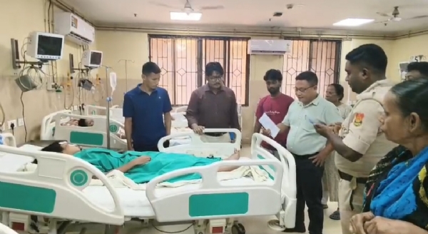 আহত ছাত্রী হাসপাতালে