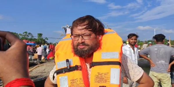 জলবন্দি ভূতনীতে নৌকায় স্বাস্থ্য পরিষেবা, দুর্গতদের পাশে বিধায়ক