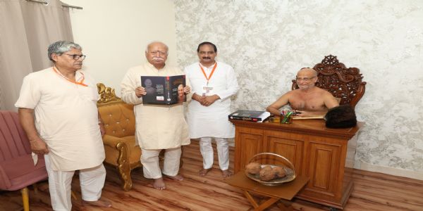 আচার্য পুলকসাগরের সঙ্গে সাক্ষাৎ করলেন ড. মোহন ভাগবত