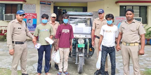 ই-রিকশায় যাত্রীকে ভয় দেখিয়ে লুট, গ্রেফতার ৩