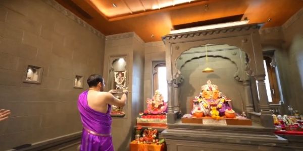 গণেশ চতুর্থীতে ভক্তিভরে বাপ্পার আরাধনা নীতিন গড়কড়ির