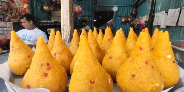 গণেশ পূজায় লাড্ডু-মোদকের চাহিদা তুঙ্গে, যোগান দিতে হিমশিম মিষ্টান্ন ব্যবসায়ীরা
