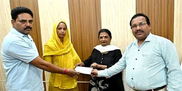হরিদ্বারে সাংবাদিক কল্যাণ তহবিল থেকে প্রয়াত সাংবাদিকের পরিবারকে আর্থিক সহায়তা