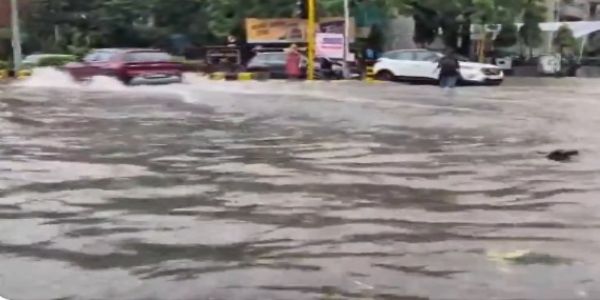 তুমুল বৃষ্টি গুজরাটে, আহমেদাবাদে রাস্তায় জল জমে ভোগান্তি