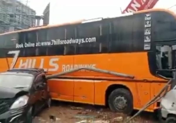 তেলেঙ্গানায় একাধিক গাড়িতে ধাক্কা বাসের