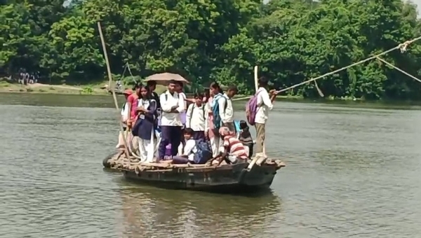 নৌকায় পারাপার
