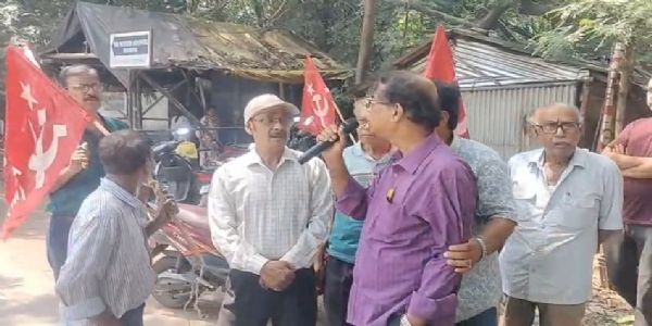 বেহাল রাস্তার প্রতিবাদে জমা জলে মাছ ছেড়ে বিক্ষোভ সিপিআইএমের