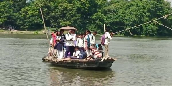 বর্ষায় মহানন্দা পারাপার পড়ুয়াদের, লাইফ জ্যাকেট ছাড়াই নৌকায় ঝুঁকিপূর্ণ যাতায়াত