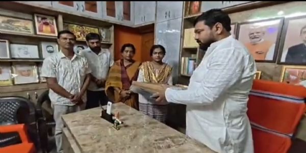 আর্থিক প্রতিকূলতাকে জয় করে এমএসসিতে প্রথম, অন্বেষার হাতে ল্যাপটপ তুলে দিলেন বিমান ঘোষ