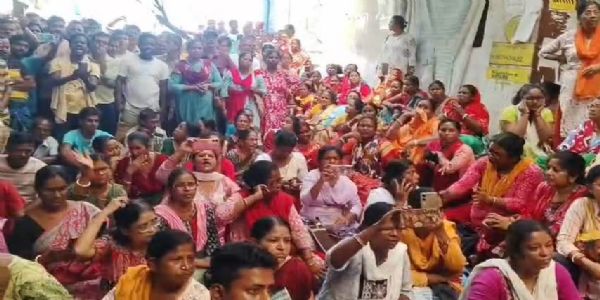 পুজোর মুখে বেতন বকেয়া, চুঁচুড়া পুরসভায় অস্থায়ী কর্মীদের অবস্থান