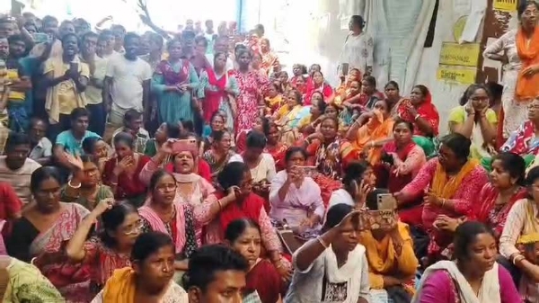 পুজোর মুখে বেতন বকেয়া, চুঁচুড়া পুরসভায় অস্থায়ী কর্মীদের অবস্থান