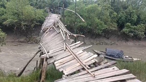 বাঁশের সেতু ভেঙেছে