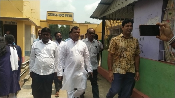 কুমুড়সা শীতলচন্দ্র দে বিদ্যামন্দির পরিদর্শনে প্রশান্ত দিগার