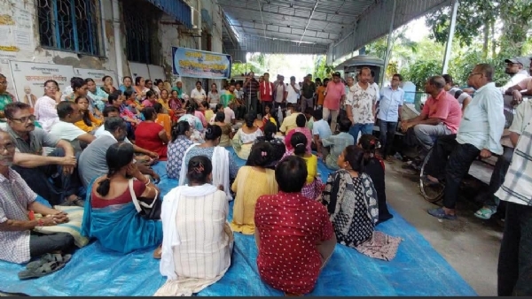 পুরসভার গেটে মরা কুকুর, তিন মাসের বেতন বকেয়ার প্রতিবাদে অস্থায়ী কর্মীরা