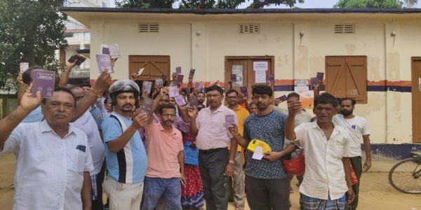 এলপিজি সিলিন্ডার নিয়ে সরলা গ্যাস এজেন্সিতে ক্ষোভ, তিন দিন ধরে হয়রানির অভিযোগ