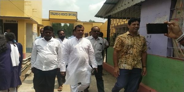 কুমুড়সা শীতলচন্দ্র দে বিদ্যামন্দির পরিদর্শনে প্রশান্ত দিগার