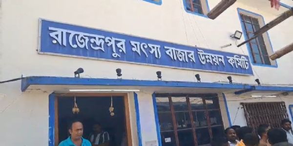 ঝাড়খণ্ড সীমান্তে মাছের গাড়ি আটকে তোলাবাজির অভিযোগ, নষ্ট করা হল ১৮ লক্ষ টাকার মাছ