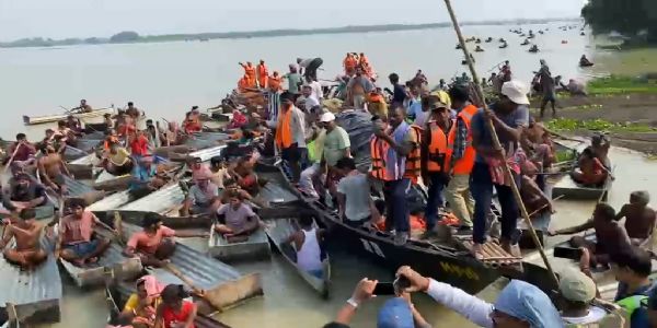 ভূতনিতে বন্যাদুর্গতদের পাশে মীনাক্ষী, নিজে খাবার বিতরণ বিধায়ক গৌড় চন্দ্রের