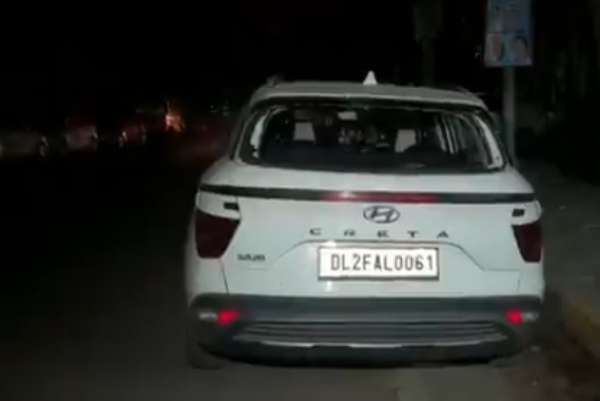 দিল্লিতে সত্যবতী কলেজের বাইরে ছাত্রদের দুই গোষ্ঠীর সংঘর্ষ, ভাঙচুর গাড়ি