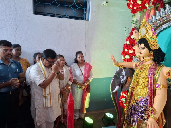 পুজো উদ্বোধন করছেন সুবীর নাগ পুজো উদ্বোধন করছেন সুবীর নাগ