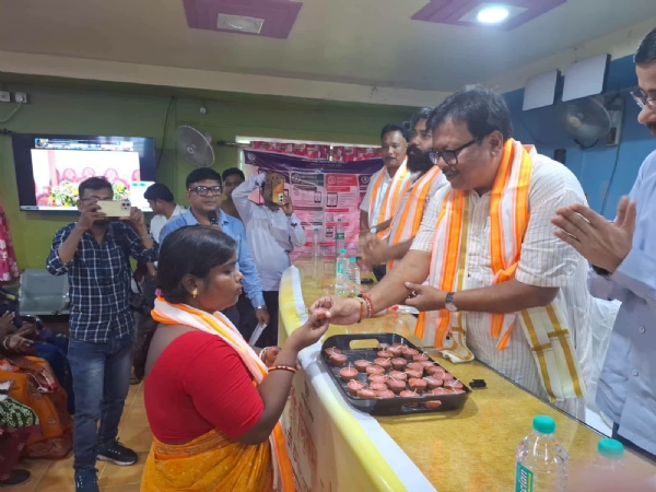 পোলবায় অন্নপূর্ণা যোজনা দিবস, উপভোক্তাদের হাতে প্রদীপ তুলে দিলেন বিধায়ক