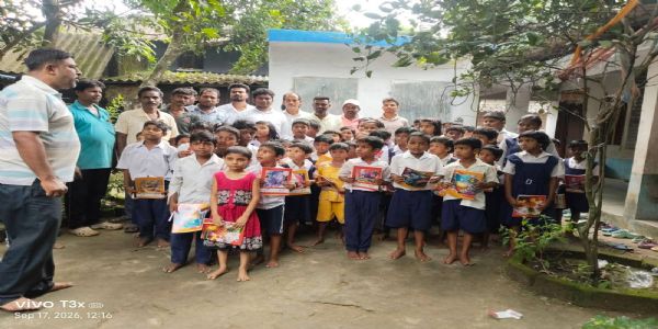 প্রধানমন্ত্রীর জন্মদিনে খুদে পড়ুয়াদের হাতে পড়াশোনার সামগ্রী তুলে দিল গোঘাট যুব মোর্চা