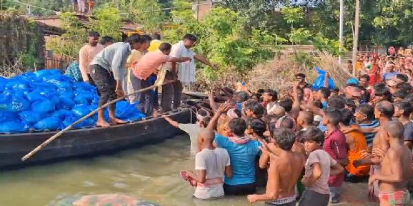 ভূতনির বানভাসীদের পাশে প্রশাসন, নৌকায় করে দুর্গত এলাকায় পৌঁছল ত্রাণ