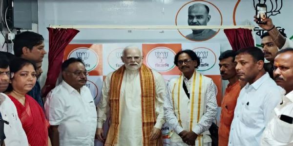 সল্টলেকে বিজেপির সদর দফতরে প্রধানমন্ত্রীর মোমের মূর্তির উন্মোচন