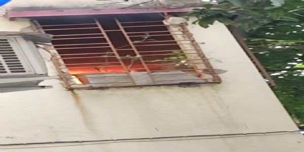 বালির গোস্বামীপাড়ায় বহুতলের বারান্দায় ভয়াবহ আগুন, অল্পের জন্য রক্ষা বাসিন্দারা