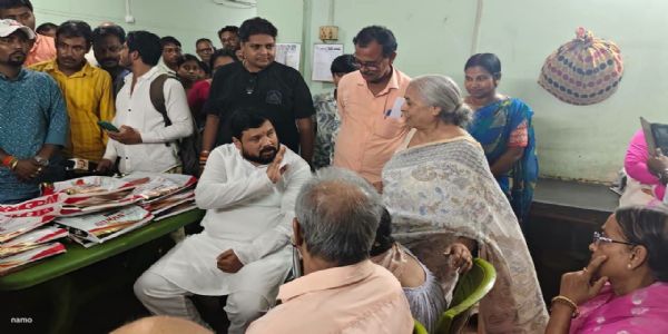 বৃদ্ধাশ্রমের আবাসিকদের সঙ্গে জন্মদিন পালন বিমান ঘোষের