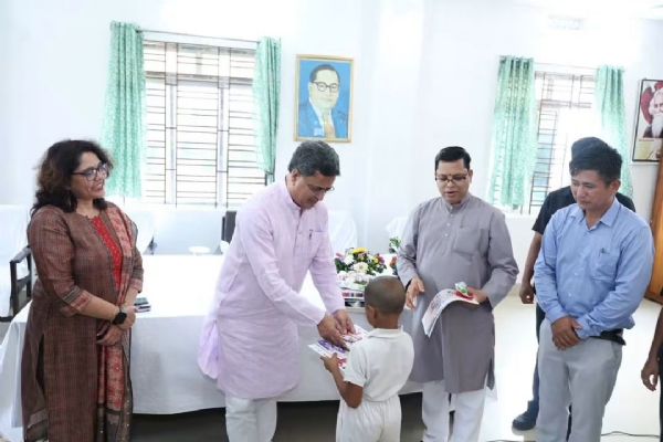 শিশুদের সাথে মুখ্যমন্ত্রী