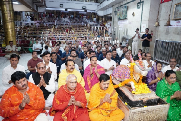মহাকালেশ্বর মন্দিরে নিতিন নবীন, অংশগ্রহণ করলেন ভস্ম আরতিতে