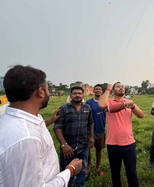 ঘুড়ির লাটাই হাতে সন্তু পান