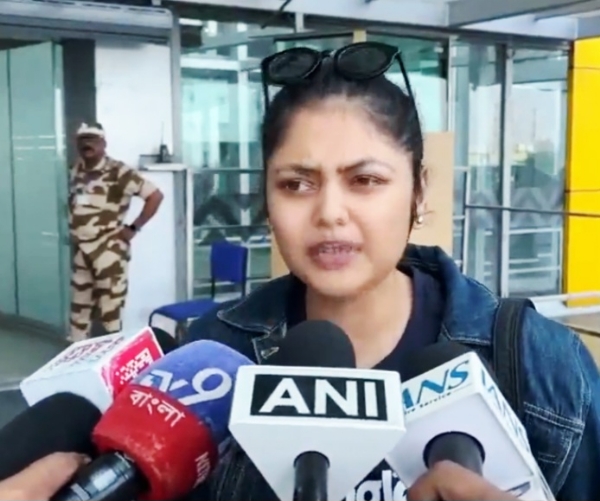 पत्रकारों से बात करते हैं सायनी घोष
