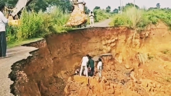 ৩০ ফুট গভীর