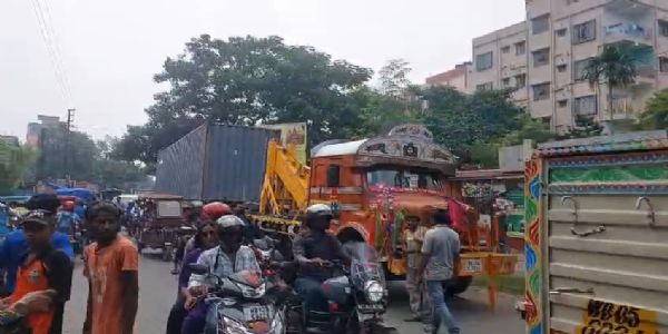 টলারের ধাক্কায় গুঁড়িয়ে গেল তিন দোকান, আন্দুল রোডে তীব্র যানজট