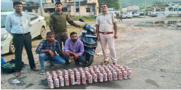 রাজাউলি চেকপোস্টে ৩৯ লিটার মদ বাজেয়াপ্ত, দুই পাচারকারী গ্রেফতার