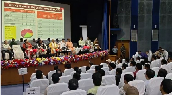 उत्तरकन्या में दार्जिलिंग-कालिम्पोंग की समीक्षा बैठक करते मंत्री दिलीप घोष उत्तरकन्या में दार्जिलिंग-कालिम्पोंग की समीक्षा बैठक करते मंत्री दिलीप घोष