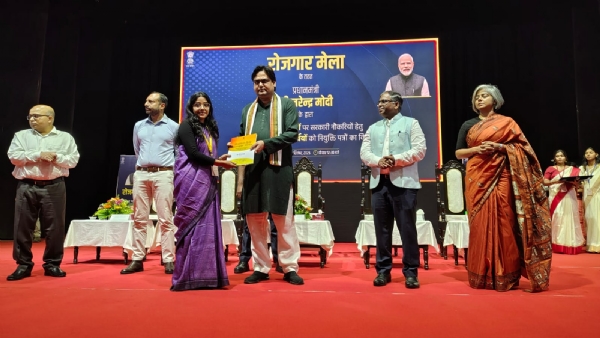 রোজগার মেলায় নিয়োগপত্র প্রদান