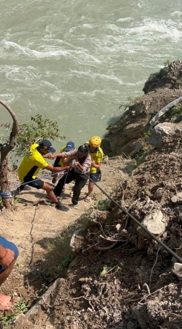 ঋষিকেশে পাহাড়ের নিচে আটকে পড়া এক মহিলাকে উদ্ধার এসডিআরএফ দলের